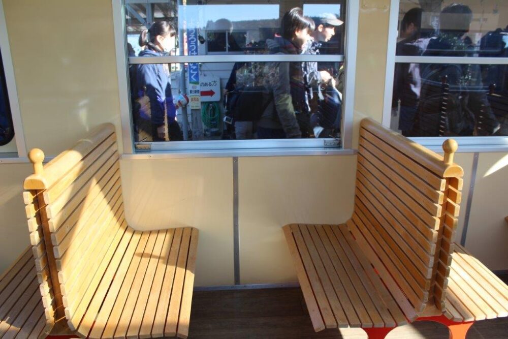 房総里山トロッコ号車内
