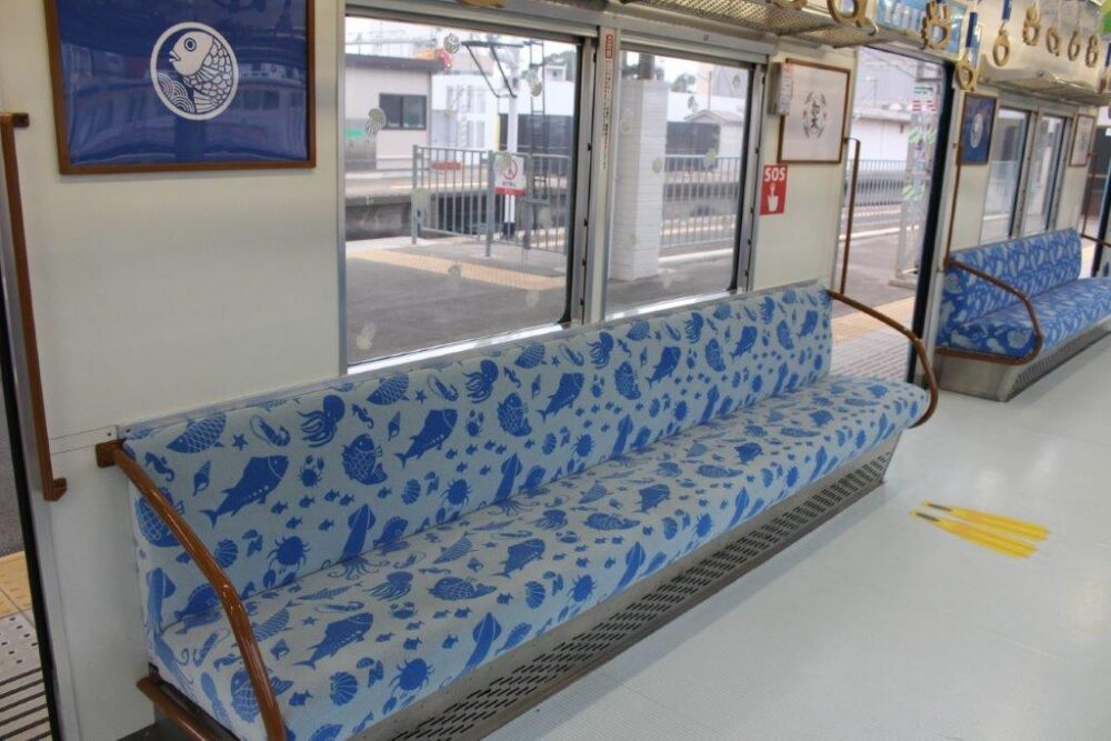 めでたいでんしゃかい車内