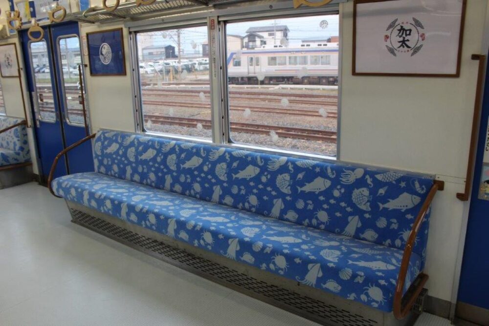 めでたいでんしゃかい車内
