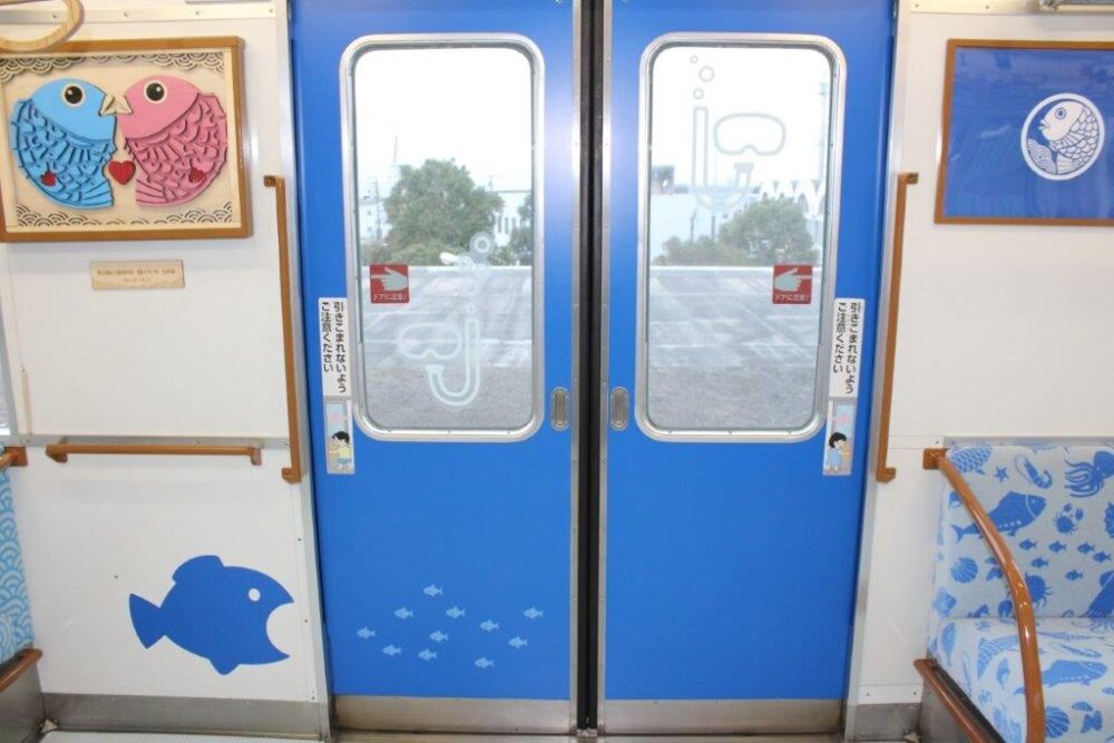 めでたいでんしゃかい車内