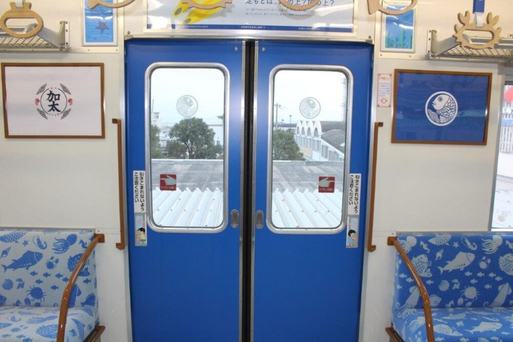 めでたいでんしゃかい車内