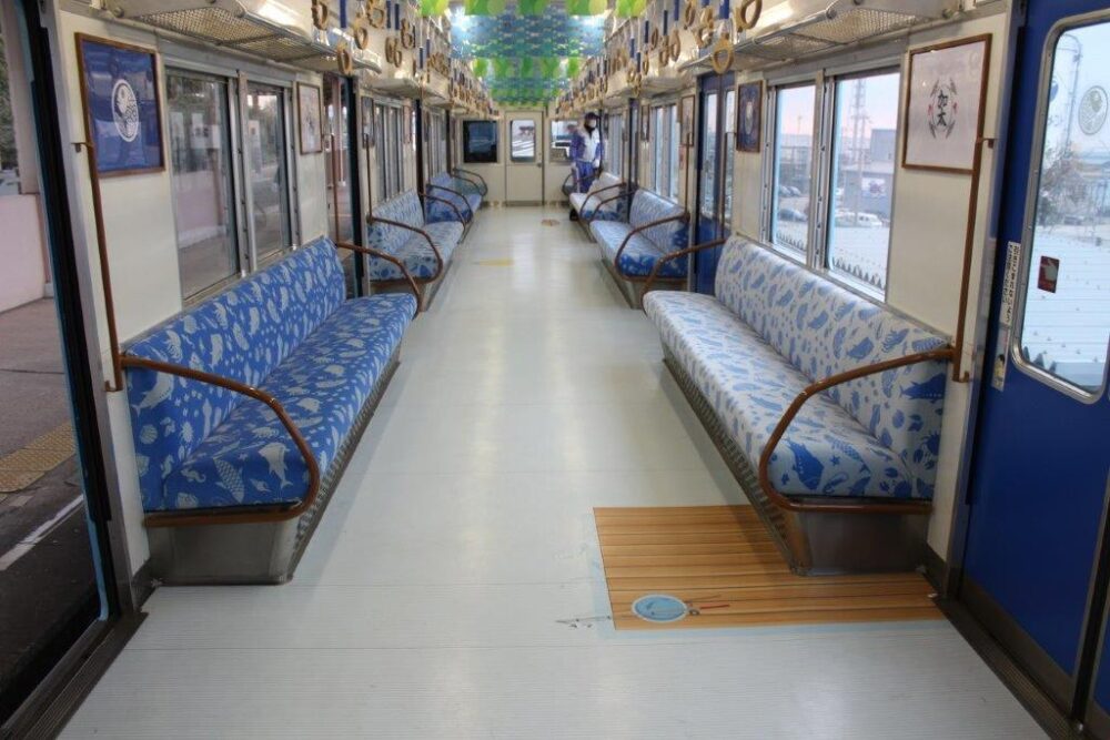めでたいでんしゃかい車内