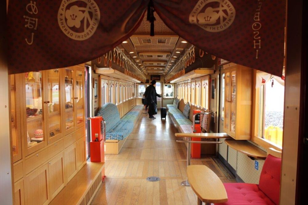 うめ星電車車内