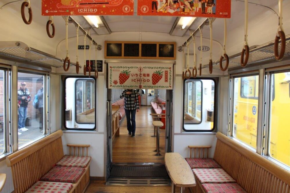 いちご電車車内