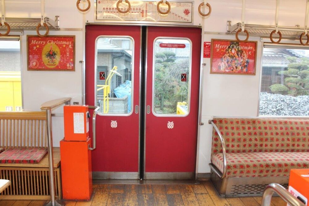 いちご電車車内
