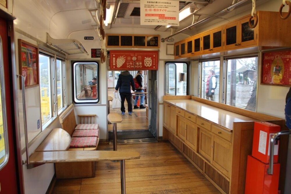 いちご電車車内
