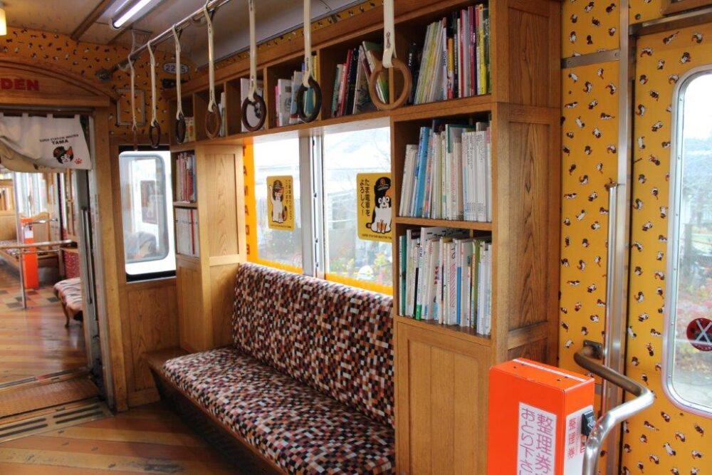たま電車車内