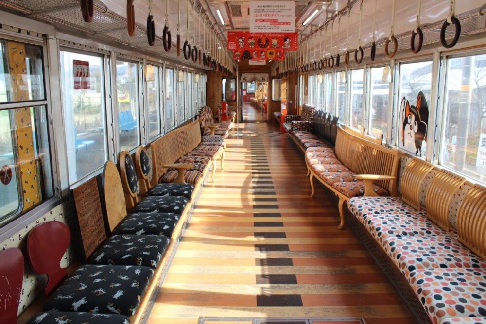 たま電車車内