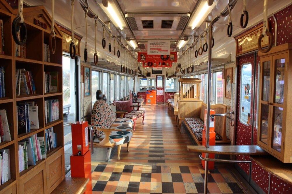 たま電車車内