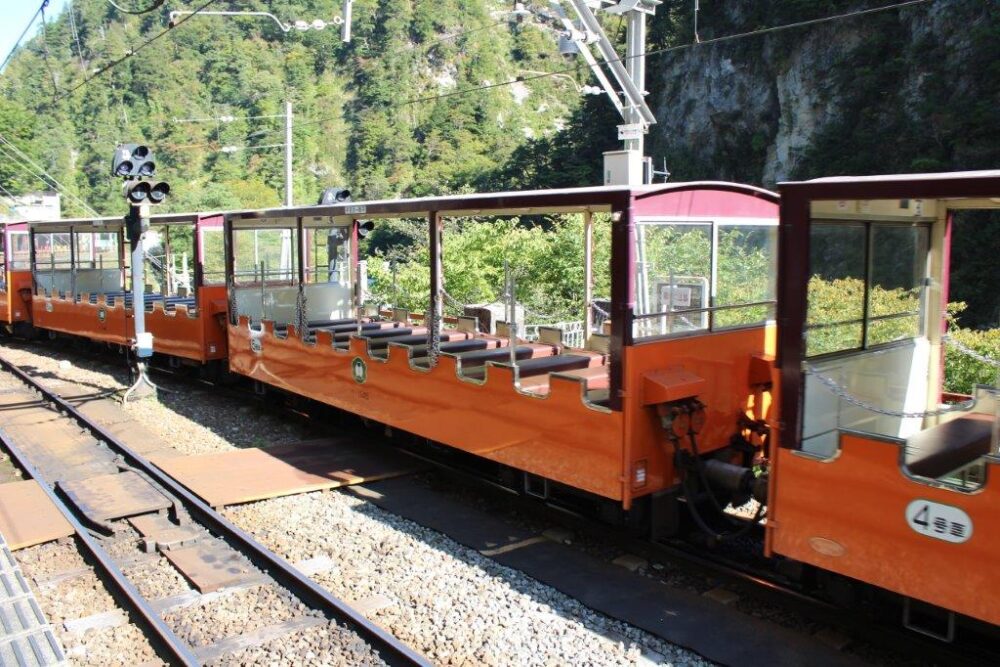 黒部峡谷トロッコ電車