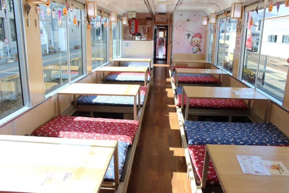 お座トロ展望列車車内