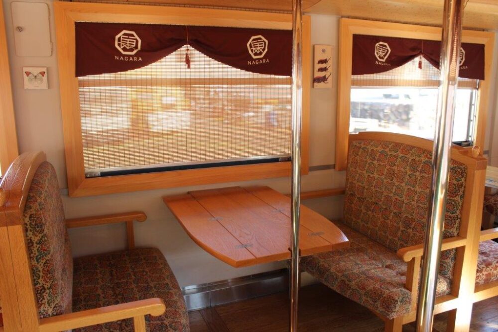 ながら森号車内