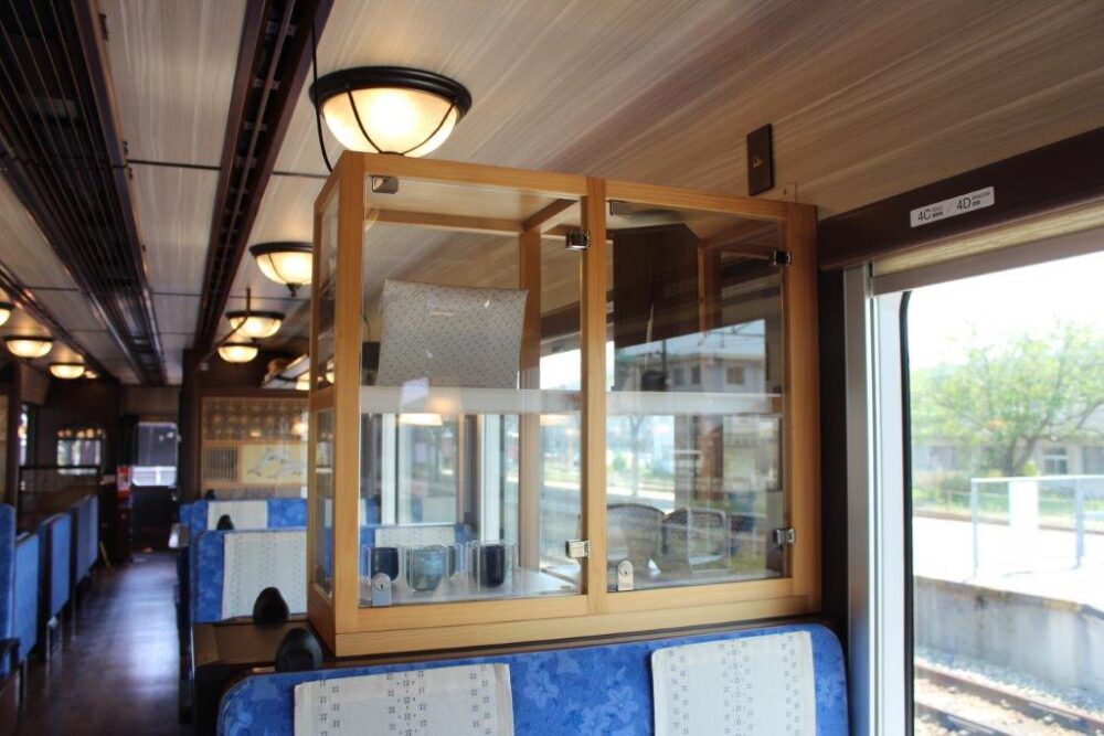 里海号車内
