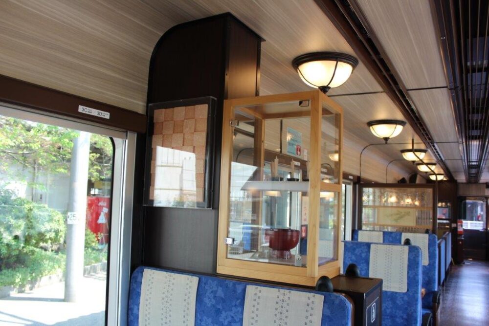 里海号車内