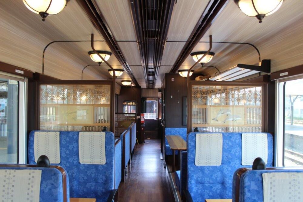 里海号車内
