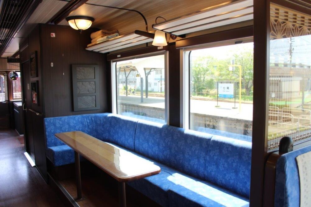 里海号車内