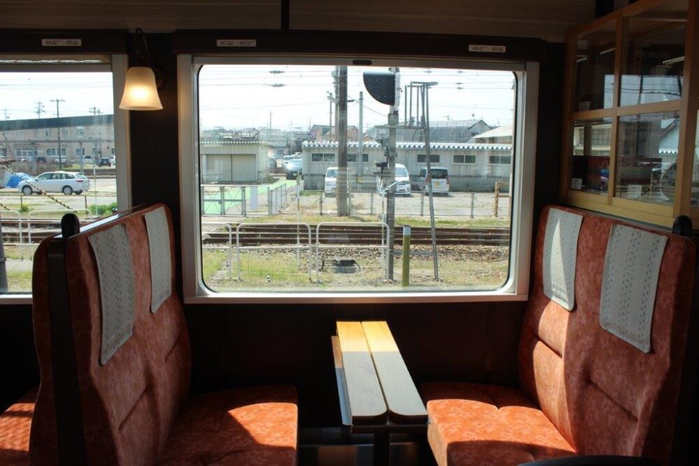 里山号車内