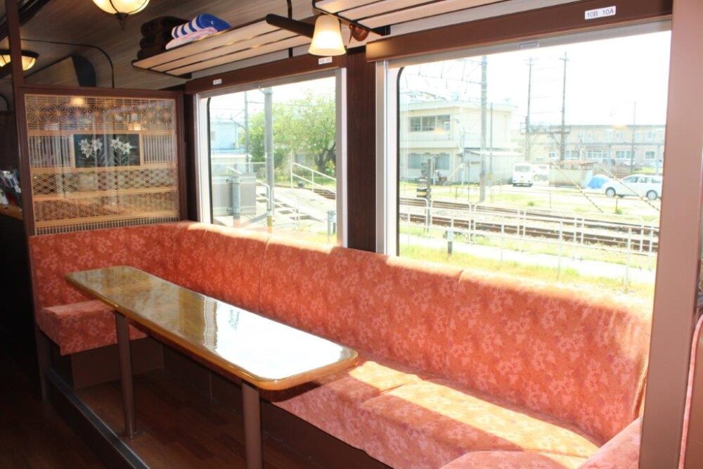 里山号車内