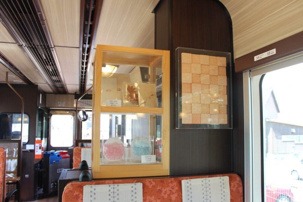 里山号車内