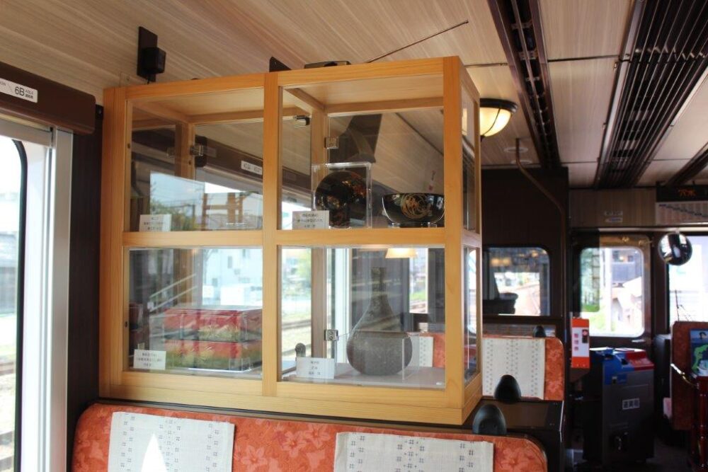 里山号車内