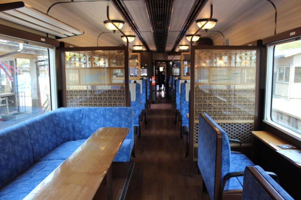 里海号車内