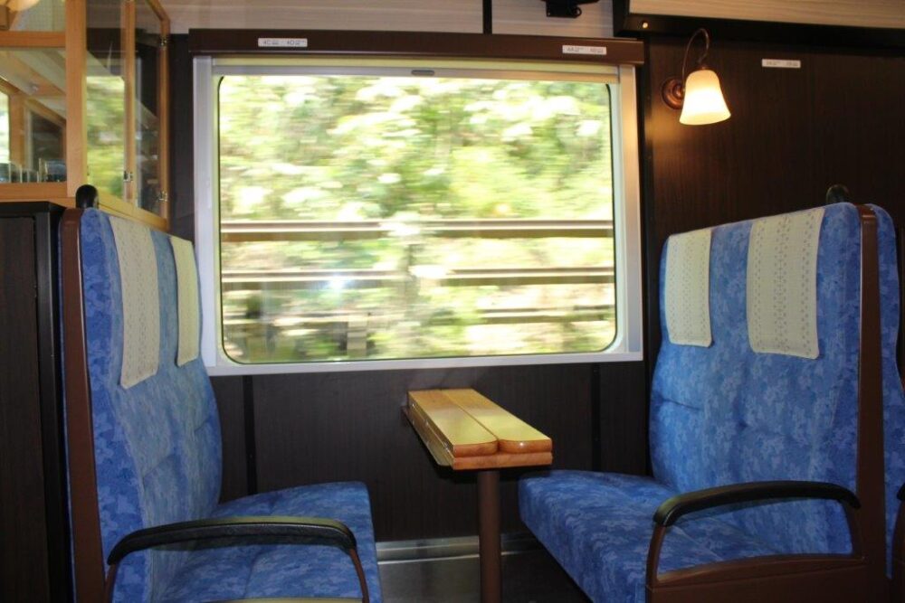 里海号車内
