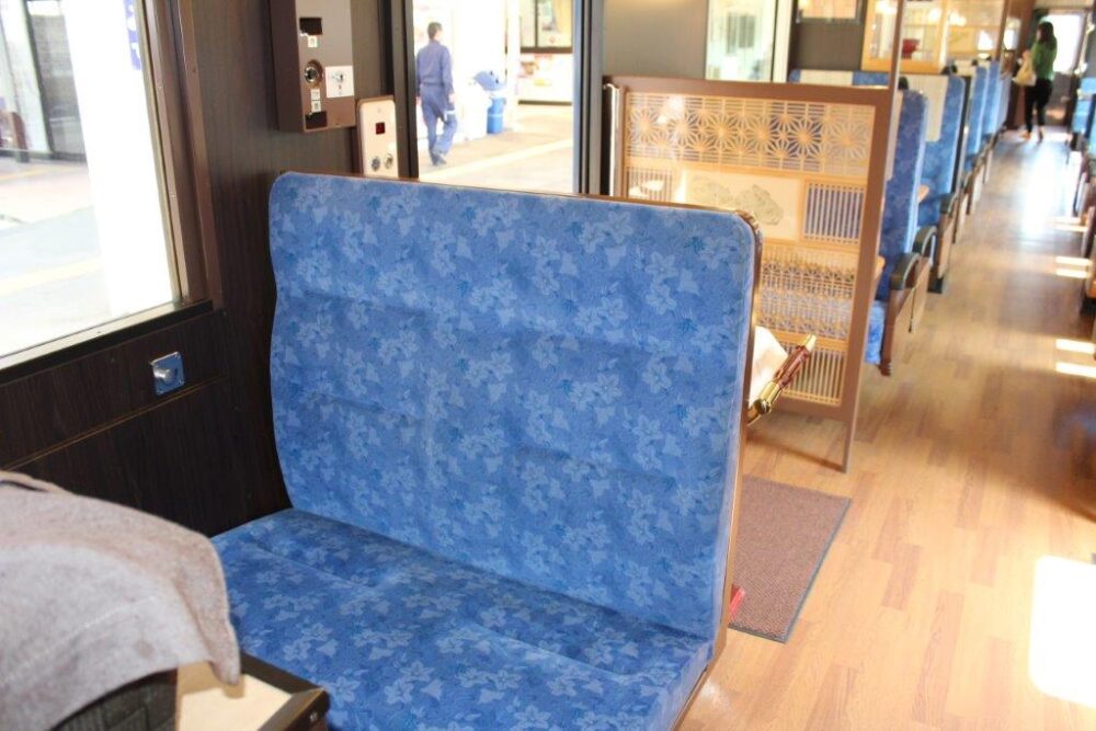 里海号車内