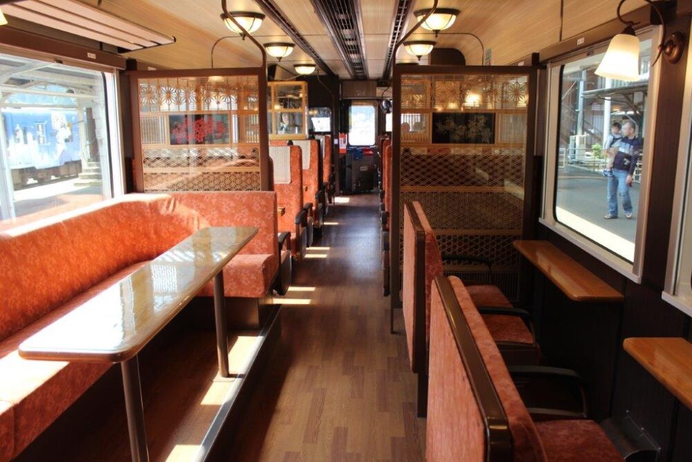 里山号車内