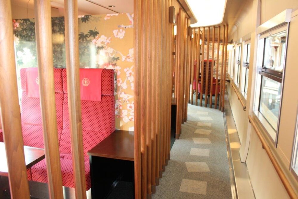 花嫁のれん車内