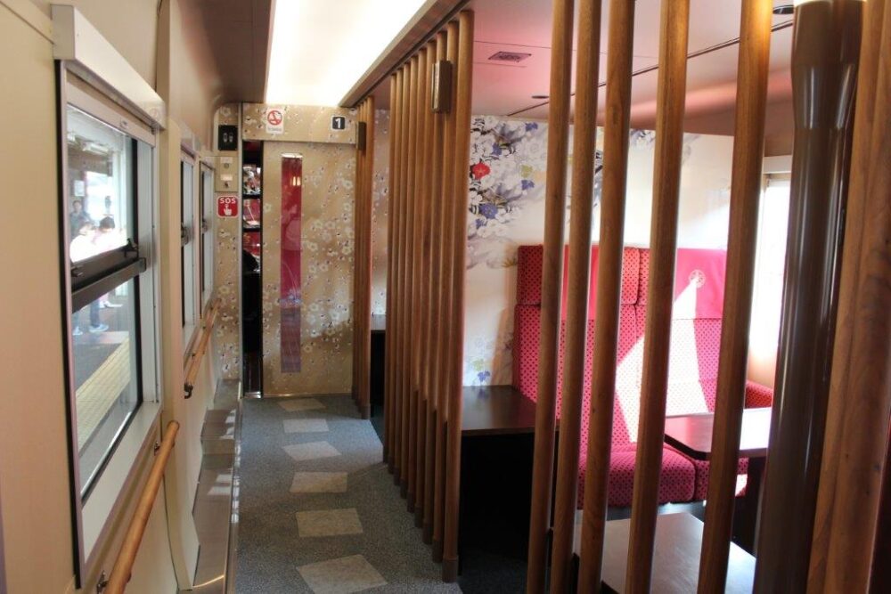 花嫁のれん車内
