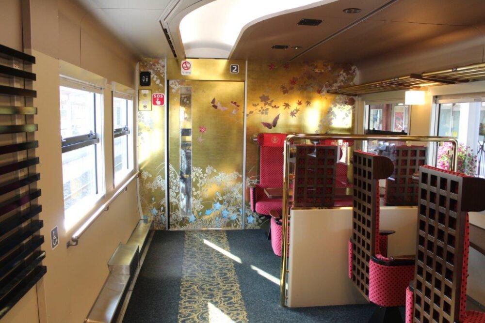 花嫁のれん車内