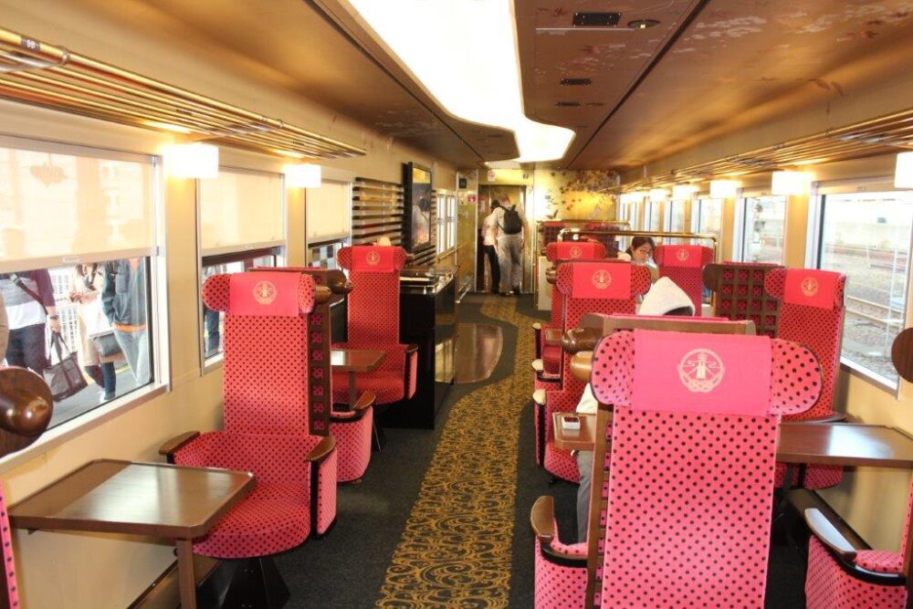 花嫁のれん車内